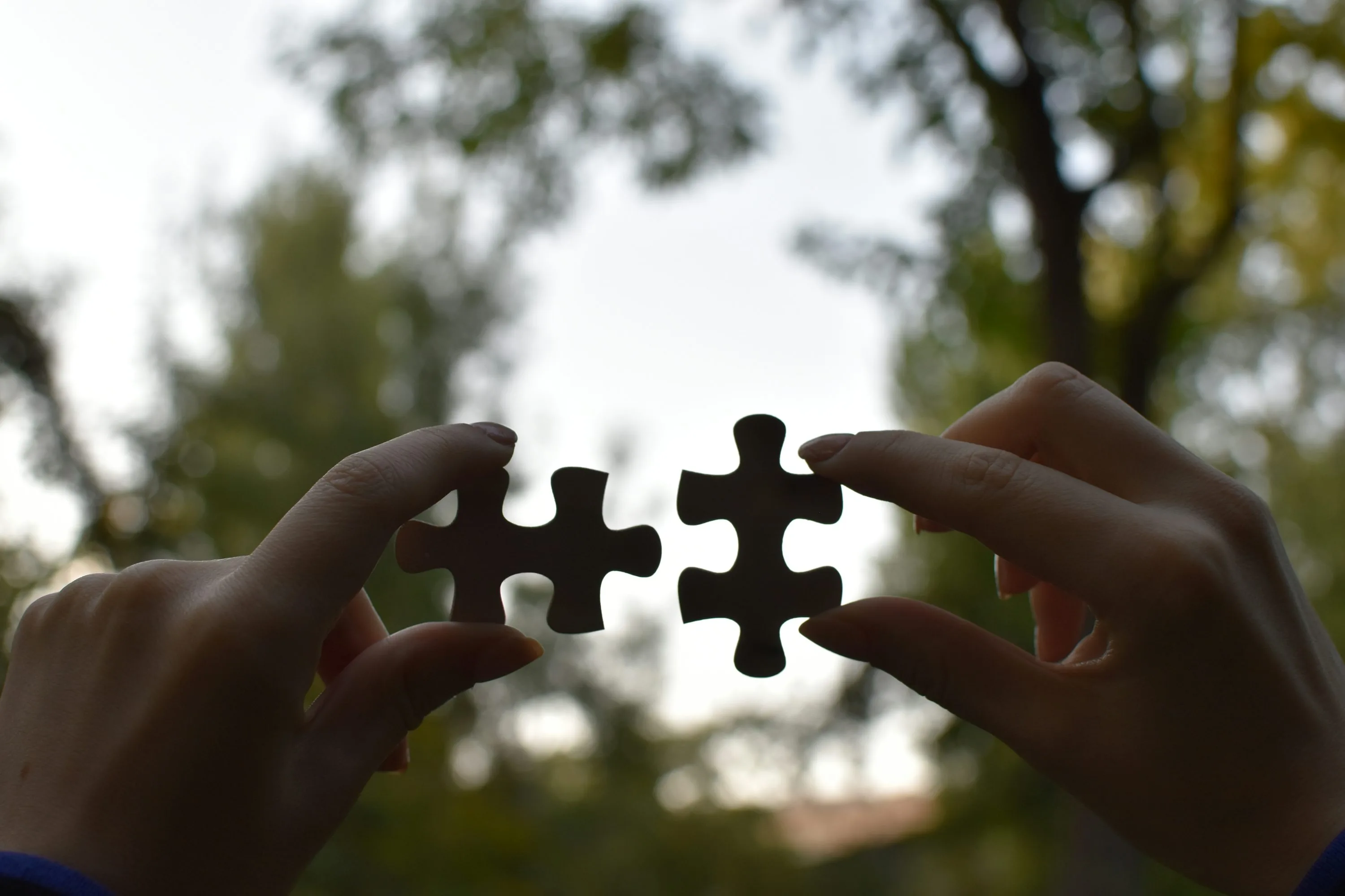 Person connecting two puzzle pieces to represent third party API integrations for South African businesses